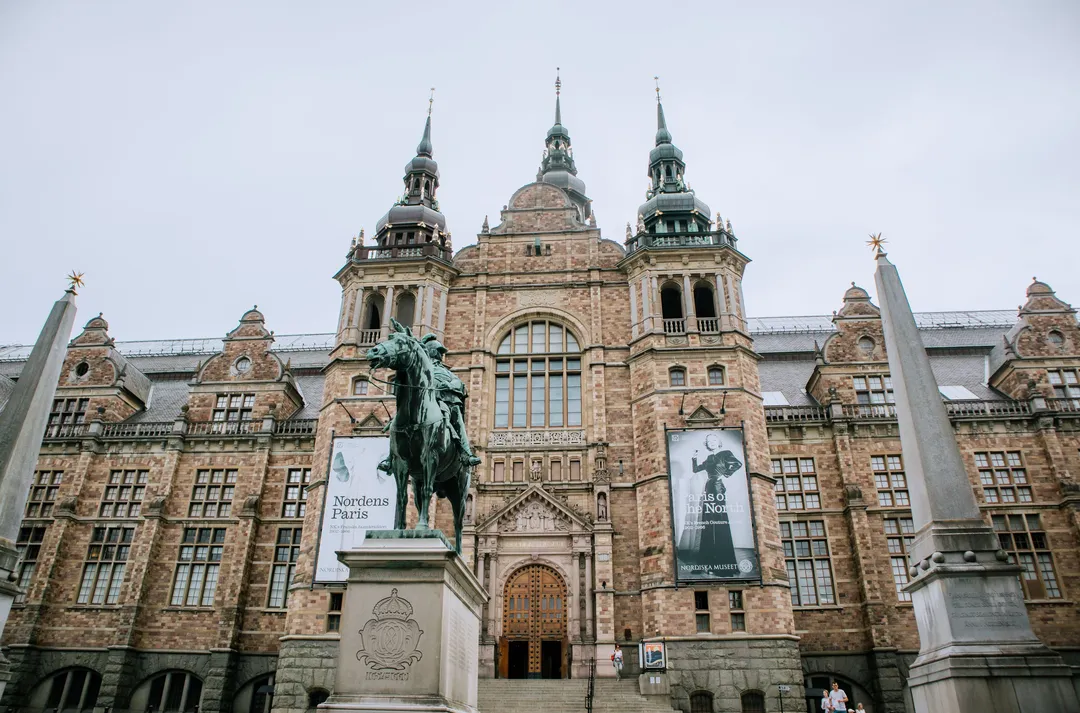 Arkivhyllor med förvaringskartonger i Nordiska museets läsesal